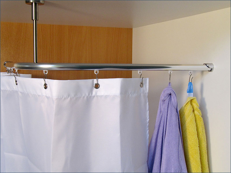 or use the stainless steel hook as a bathrobe hook