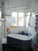 Oval shower curtain rod for freestanding bathtub